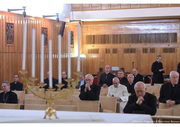 Prvý deň duchovných cvičení pre pápeža a členov rímskej kúrie